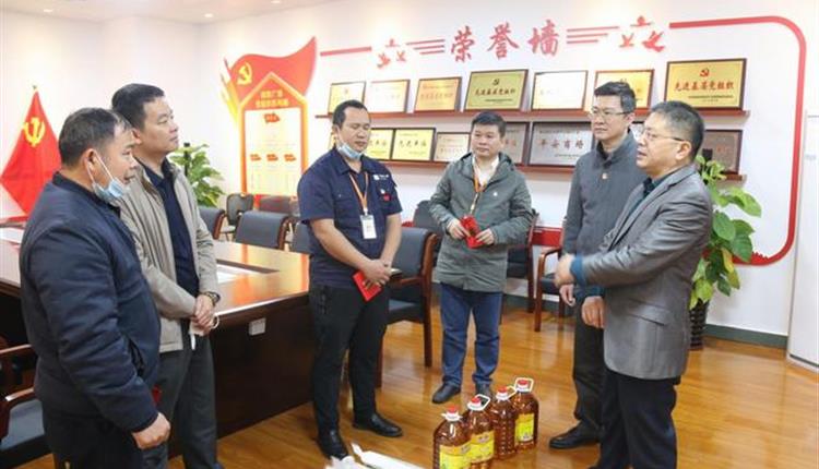 省旅投總公司總會(huì )計師曹安輝帶隊前往明珠廣場(chǎng)慰問(wèn)旅控系統困難黨員